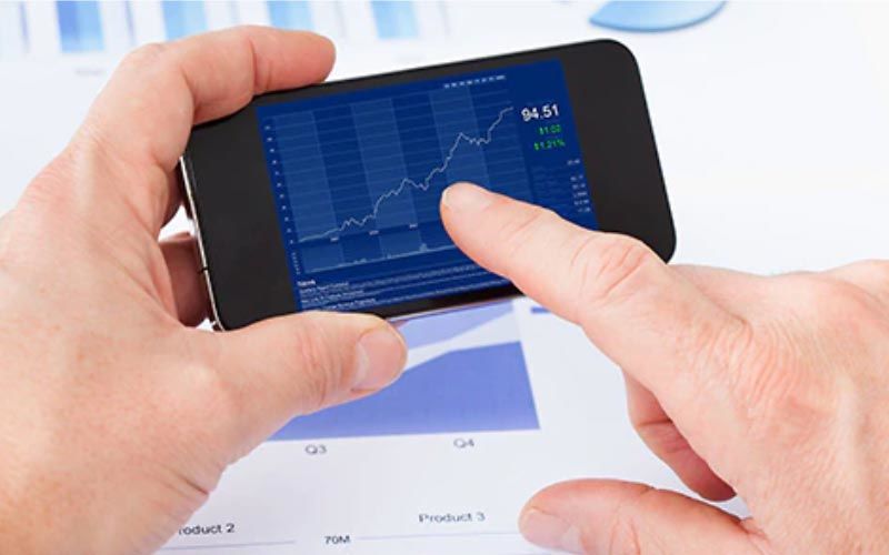 Handy mit Aktienchart, Bild für Börse Online Social-Trading-Anbieter im Test vom 28.05.2021