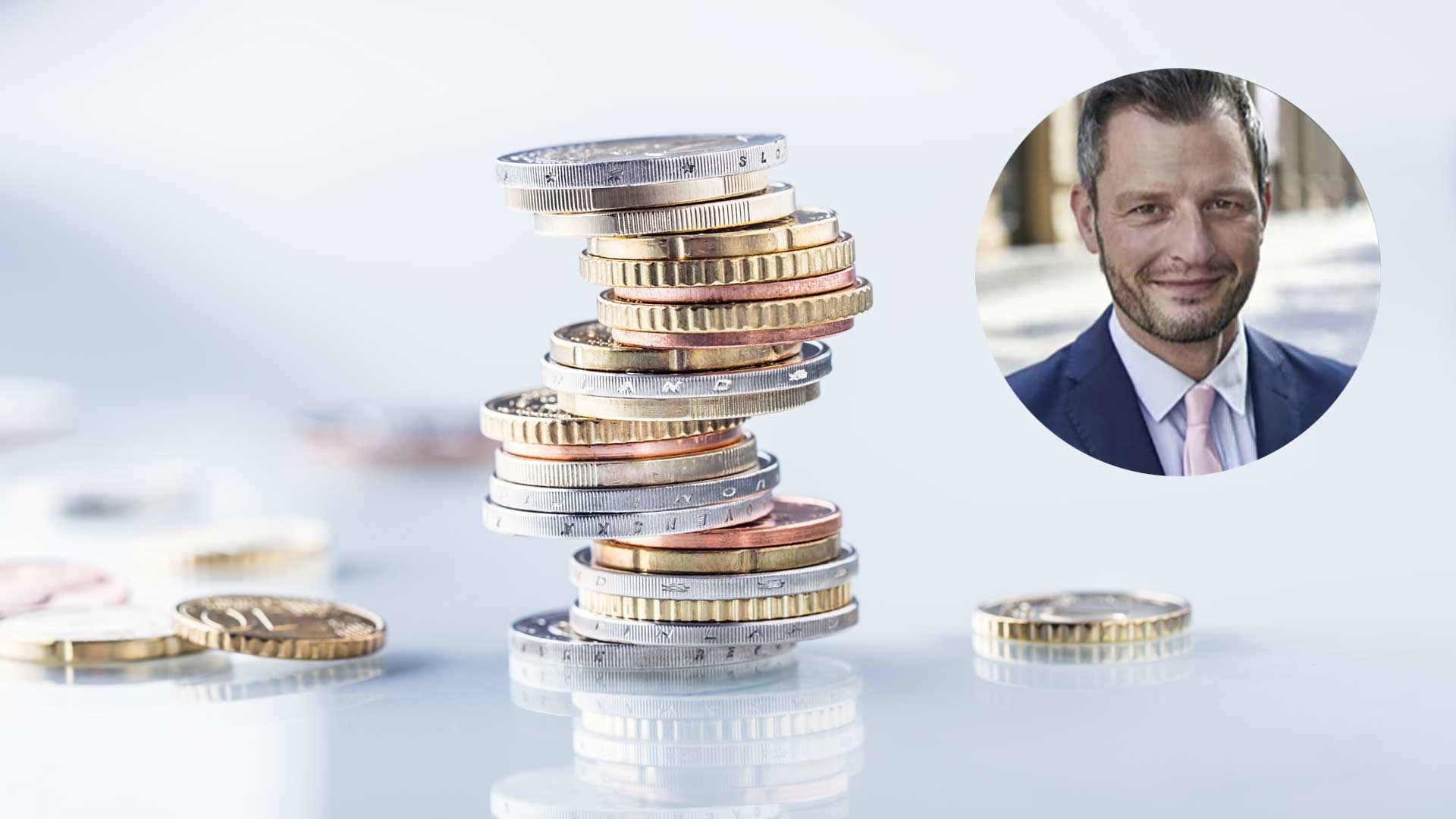 Technische Analyse Währungen - Martin Utschneider Avatar und ein Münzstapel vor blauem Hintergrund
