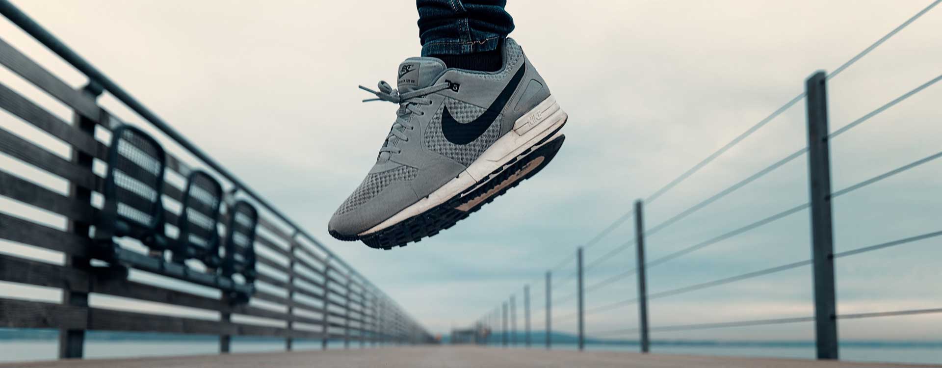 Nike Inc. Läufer mit Nike Schuhen auf einer Brücke