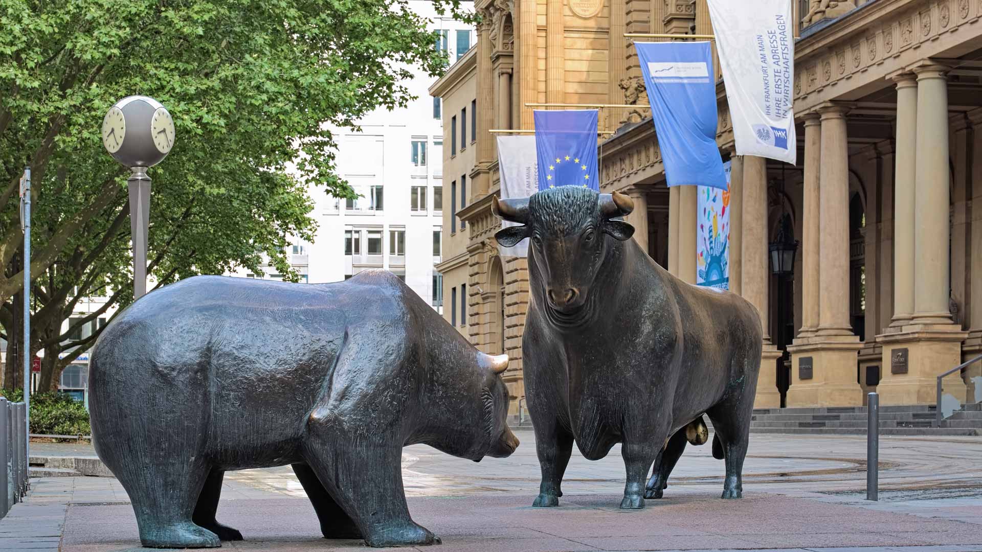 Bulle und Bär vor der Deutschen Börse in Frankfurt am Main, Foto von Mikhail Markovskiy - stock.adobe.com