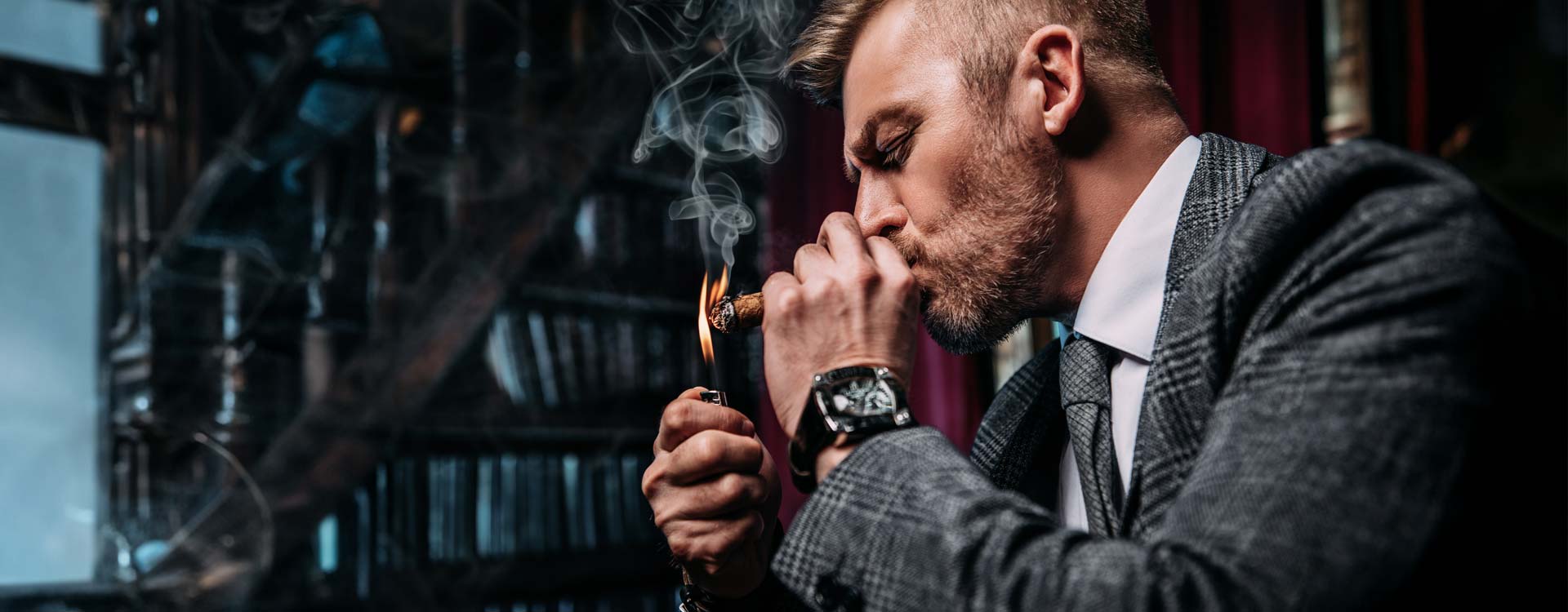 https://stock.adobe.com/de/images/smoking-cigar-in-interior/271613901