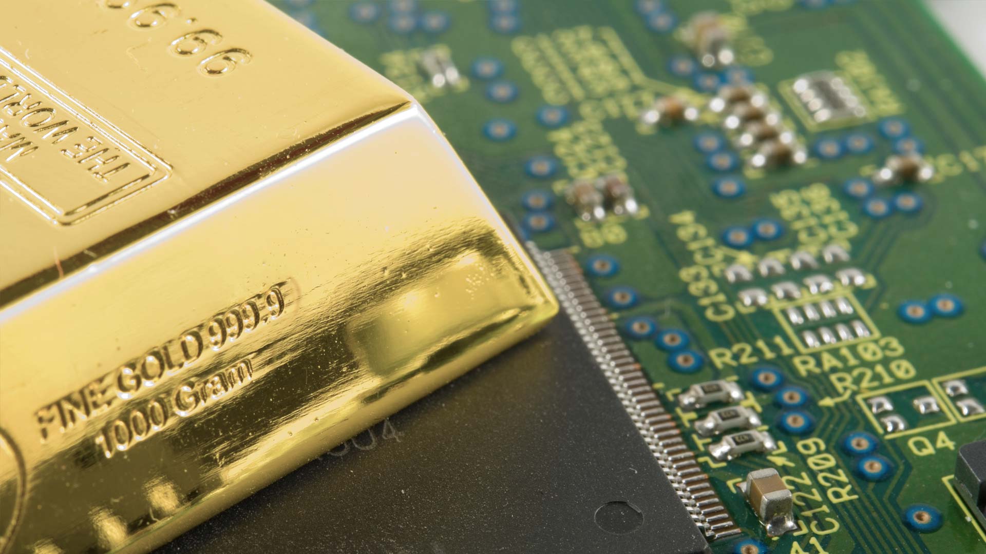 Goldbarren und Computerplatinen